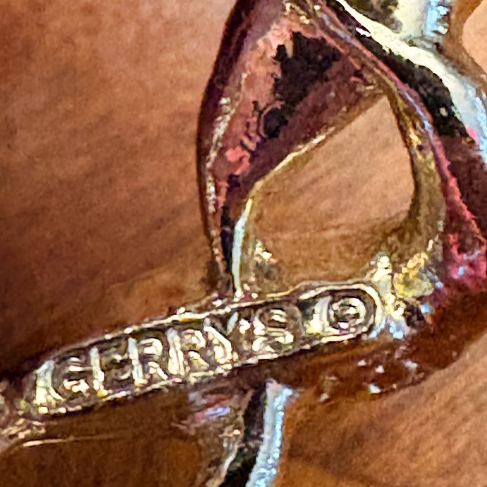 Vintage Gerry's Gold-Tone Wreath Brooch Textured Feather
Design Jewelry Pin - Picture 4 of 7